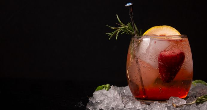 Más allá de las bebidas: 8 técnicas que aprendes en las clases de mixología